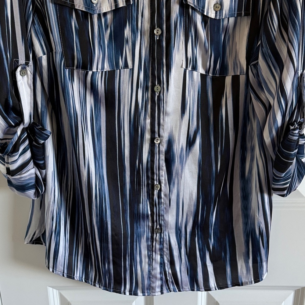 Jones New York Signature Size 1X Vertical Artsy Blue & White Striped Blouse - Picture 4 of 9